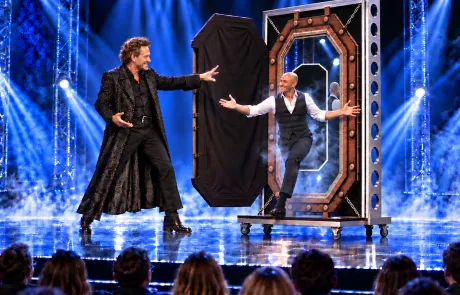 Spiegeltor Illusion Spiegeltor Illusion Erscheinung eines Geschäftsführes aus Glasspiegel _ der Spiegelzauber mit Magier