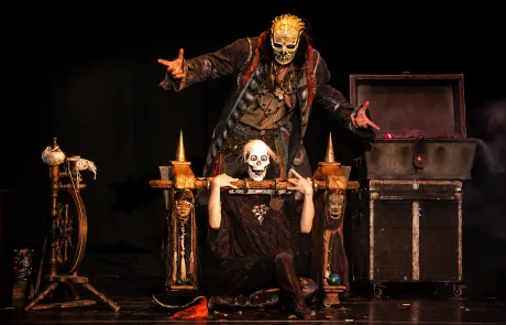 Düsteres Skelett-Illusionstheater Magische Piratenshow mit Schauspiel und Illusionen