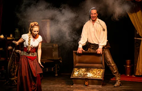 Theaterbühne mit Schatztruhe und Abenteurern Mittelaltershow Spectaculum Magicum von Magical Moments