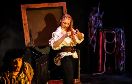 Theaterpiratin mit Schatztruhe Spuk der Piraten