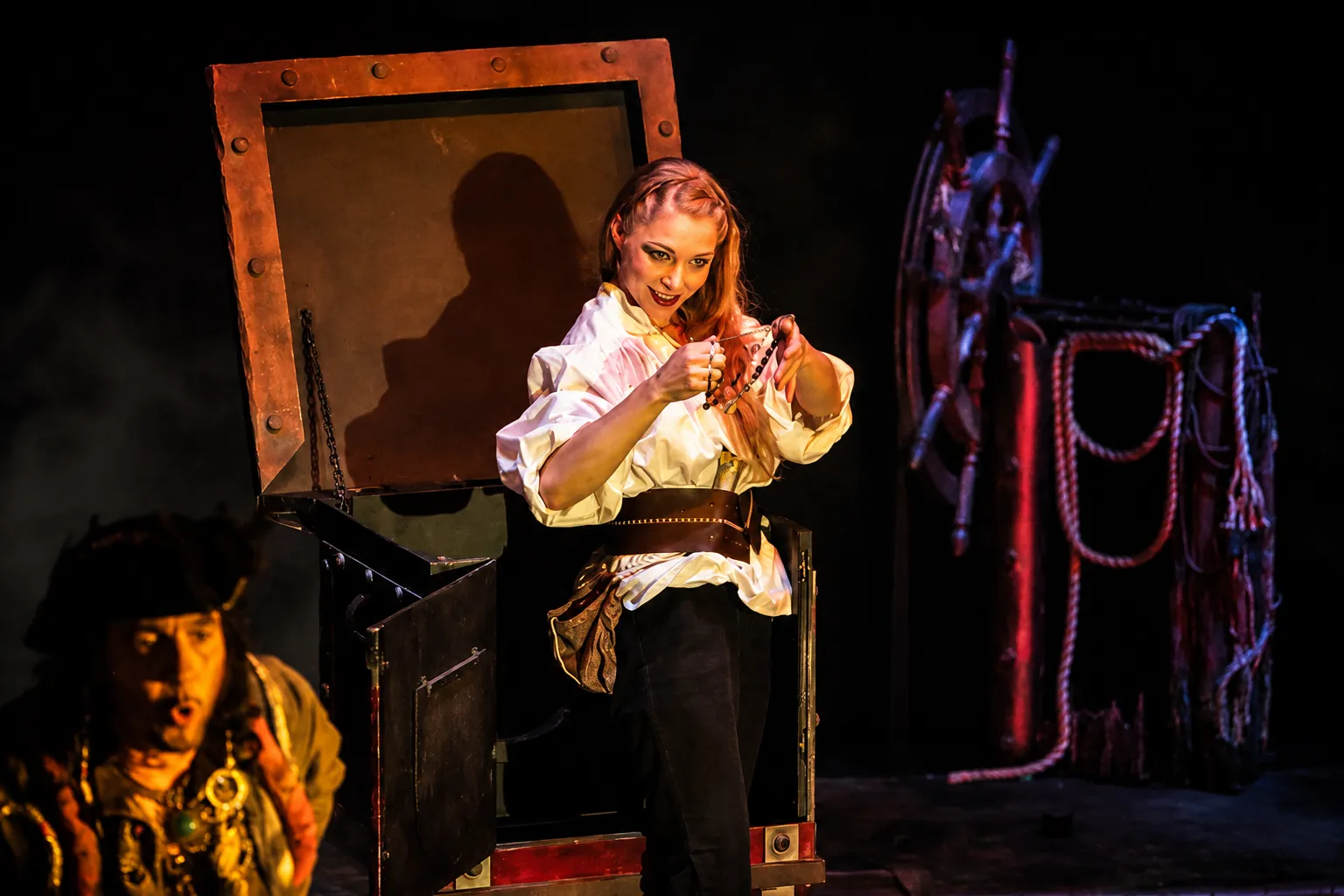 Theaterpiratin mit Schatztruhe Spuk der Piraten