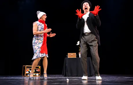 Theatralischer Schreckmoment mit roten Akzenten Comedy Zaubershow
