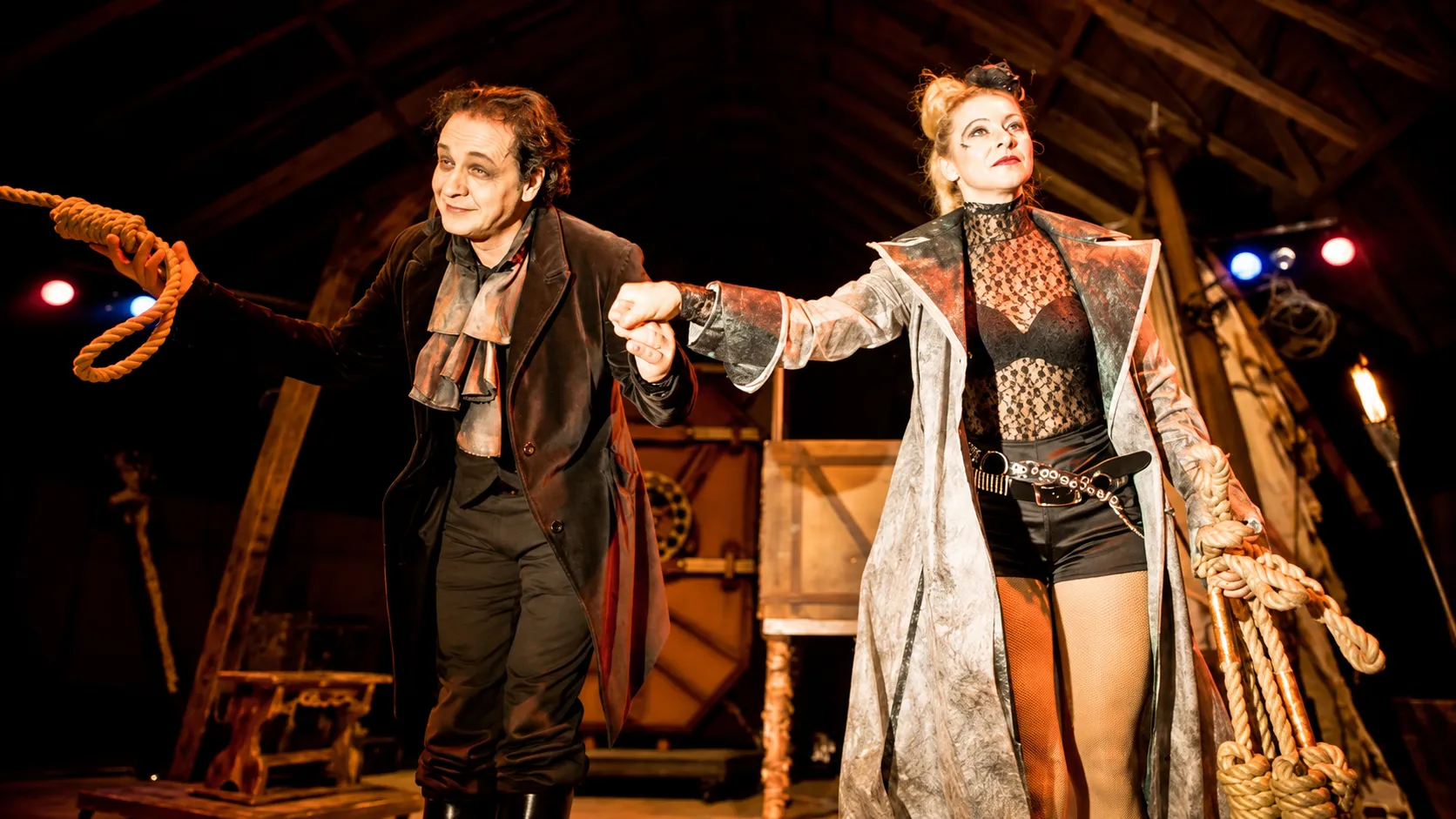 Theatralischer Seiltanz im warmen Scheinwerferlicht Halloween Show