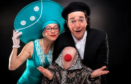 Theatralisches Trio mit roter Clownsnase Comedy Zaubershow