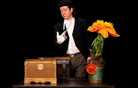 Vaudeville-Künstler mit Riesenblume und Rabatt-Schild Comedy Zaubershow