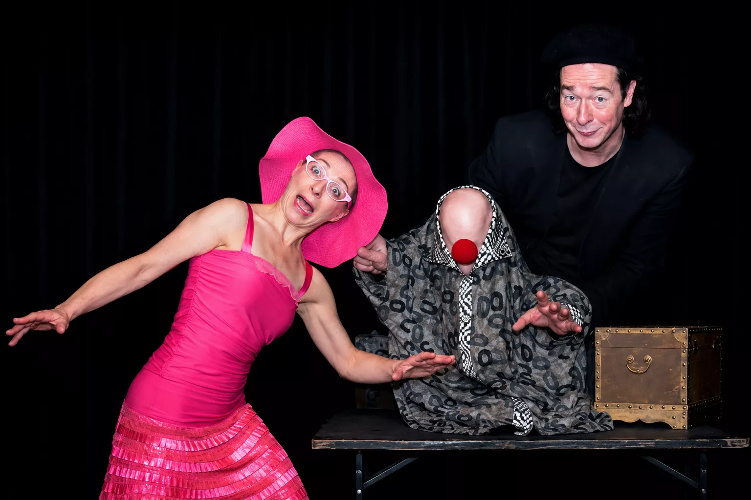 Theatralischer Varieté-Zaubertrick mit Clownskiste